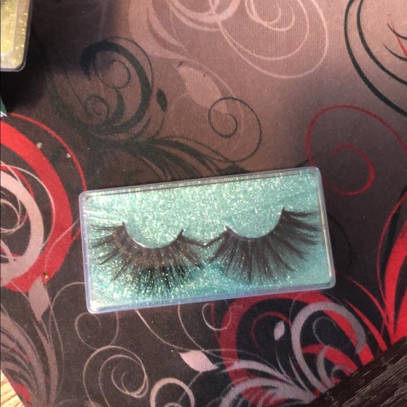 Lashes - Picture 4 of 11